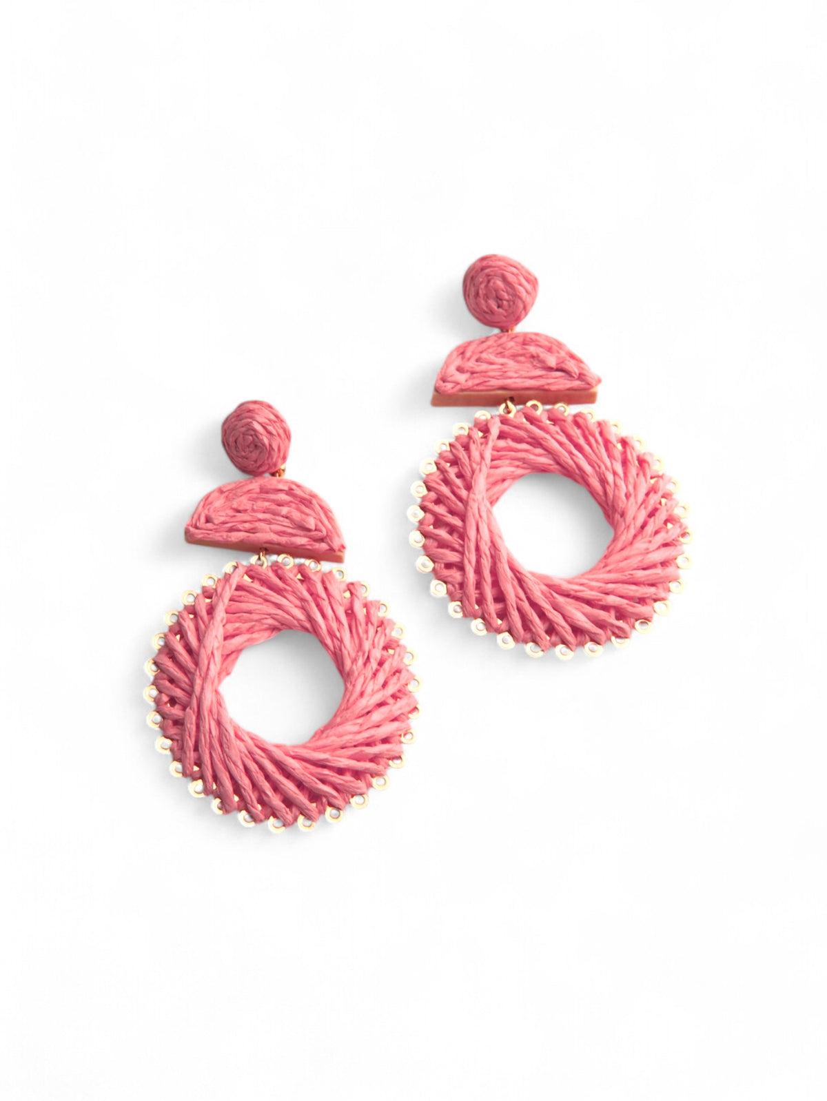 Cercei rotunzi creponați în nuanțe de roz intens, accesorizați cu margini aurii.