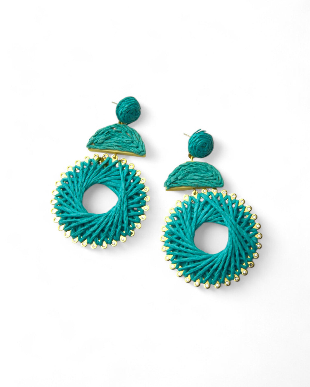 Cercei rotunzi creponați în nuanțe de verde vibrant, încadrați cu margini aurii.