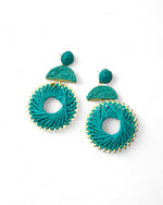 Cercei rotunzi creponați în nuanțe de verde vibrant, încadrați cu margini aurii.