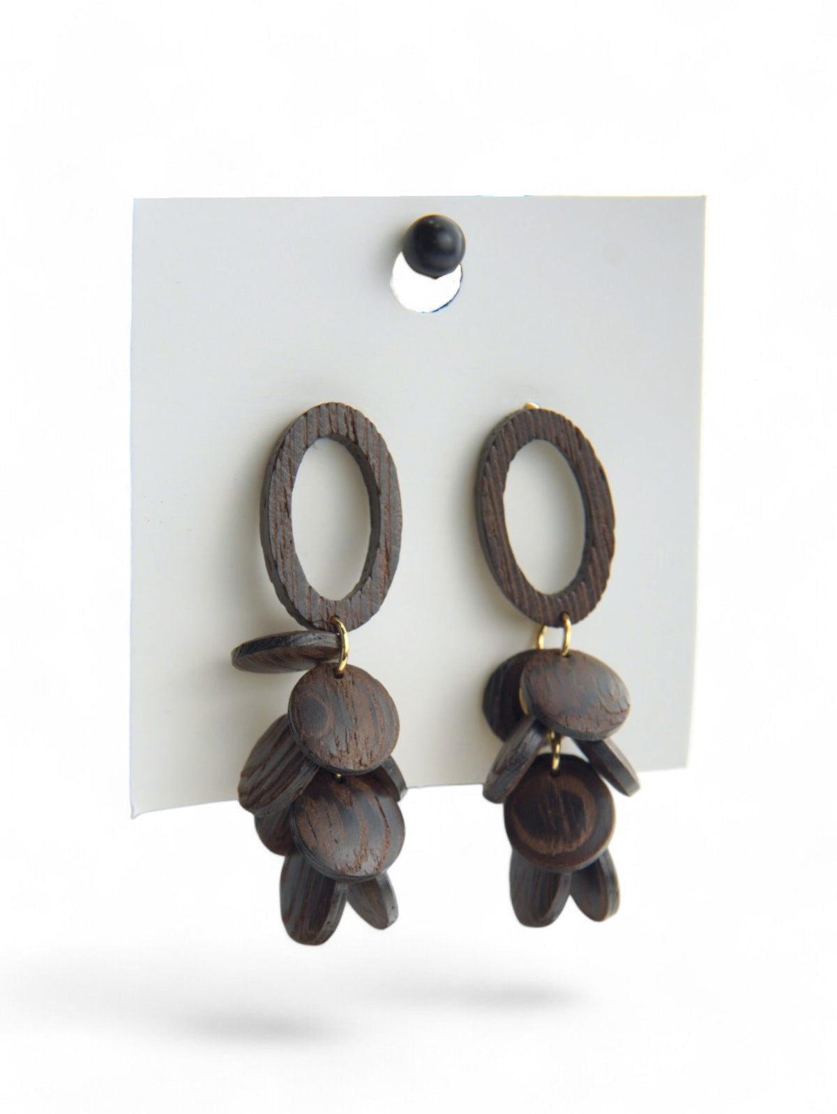 Cercei din lemn de inspirație boho, atașați pe ambalaj simplu, gata de expunere.