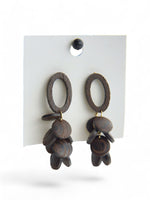 Cercei din lemn de inspirație boho, atașați pe ambalaj simplu, gata de expunere.