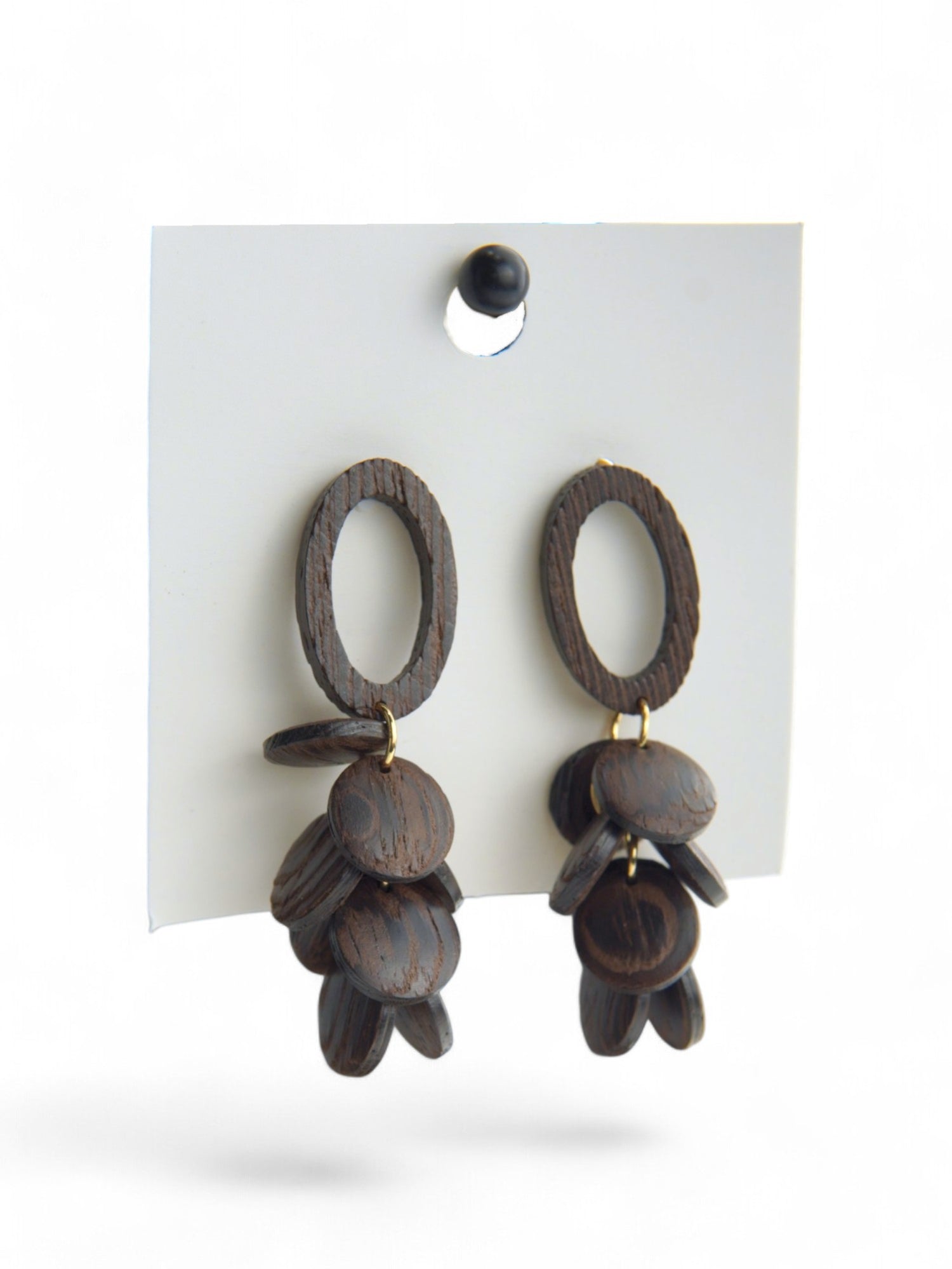 Cercei din lemn de inspirație boho, atașați pe ambalaj simplu, gata de expunere.