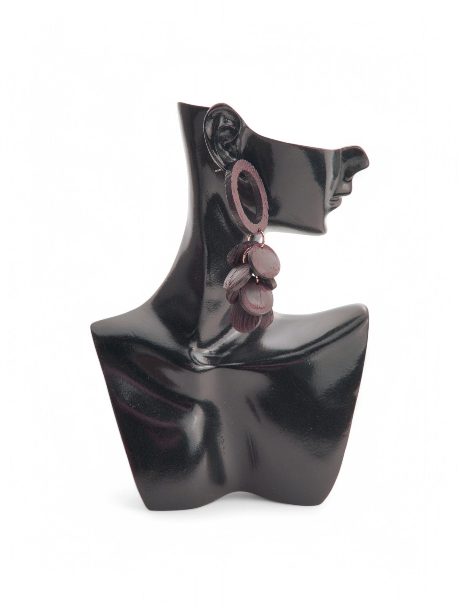 Cercei din lemn, design ciorchine, prezentați pe suport, evidențiind dimensiunea și detaliile.