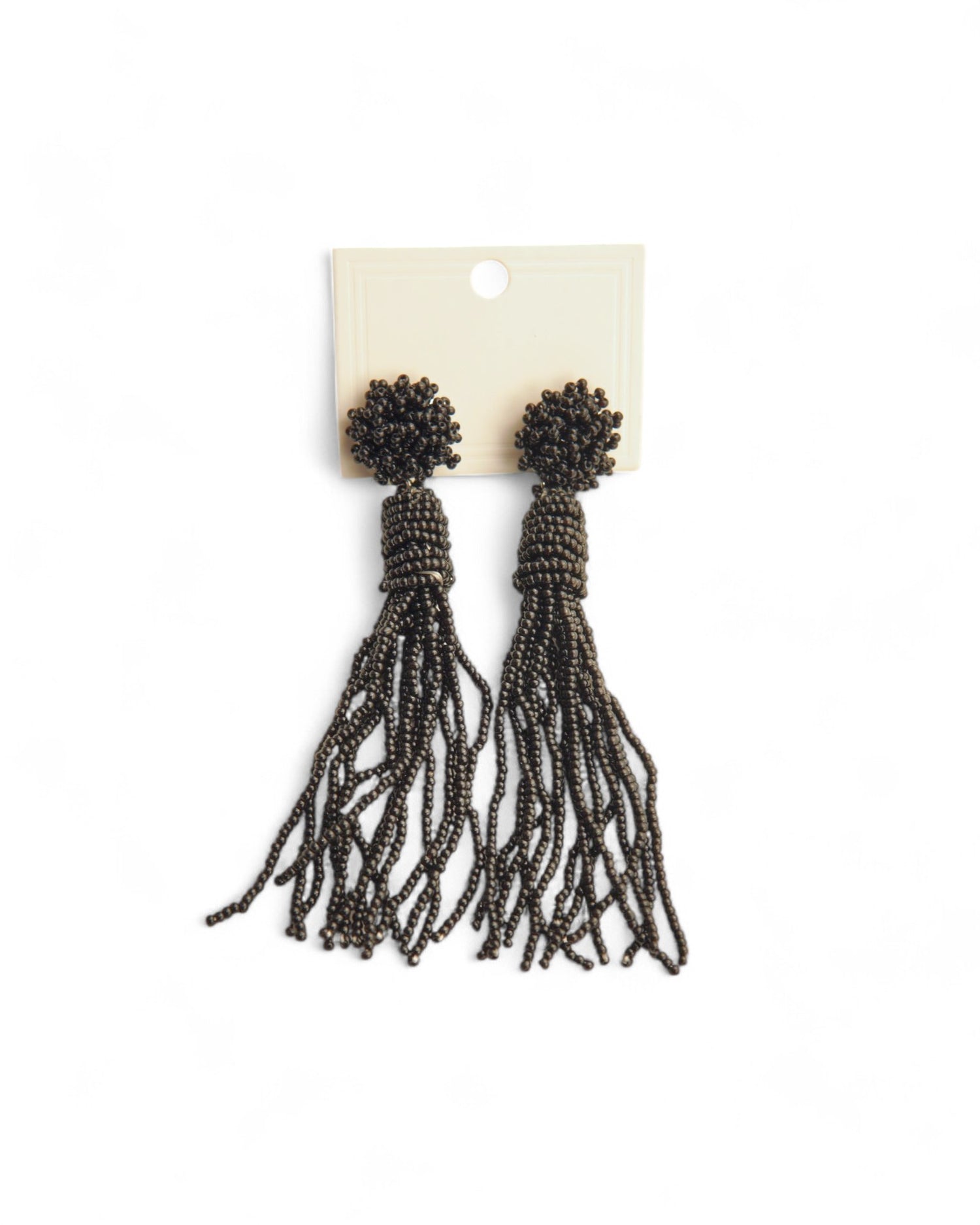 Cercei statement tip ciucuri din mărgeluțe negre, cu un aspect elegant și rafinat.