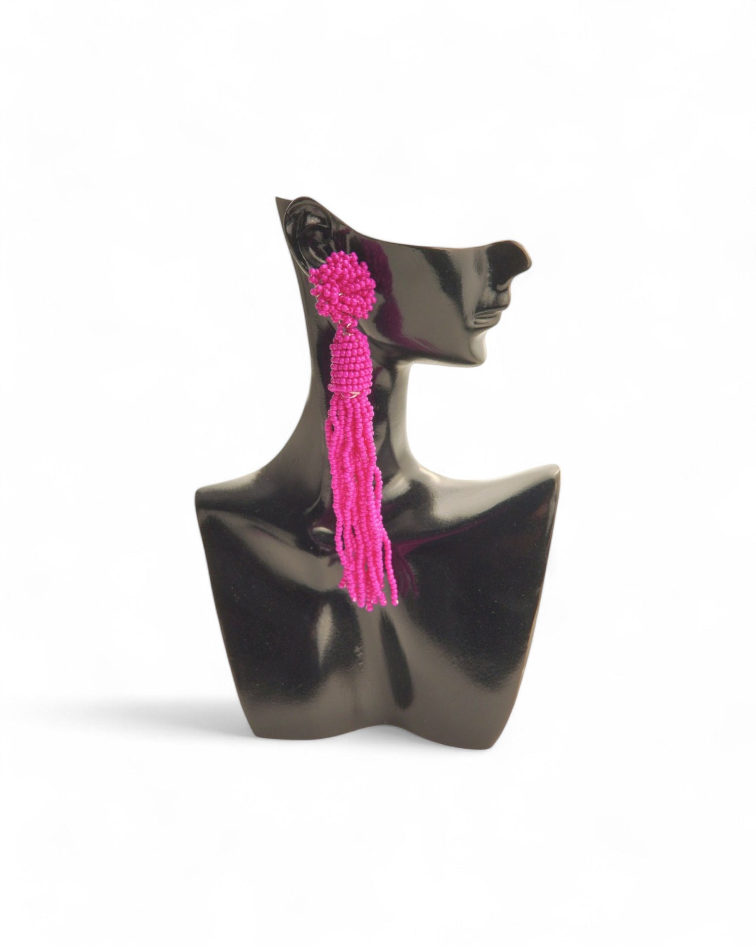 Cercei lungi, din mărgeluțe roz, prezentați pe suport pentru evidențierea lungimii.