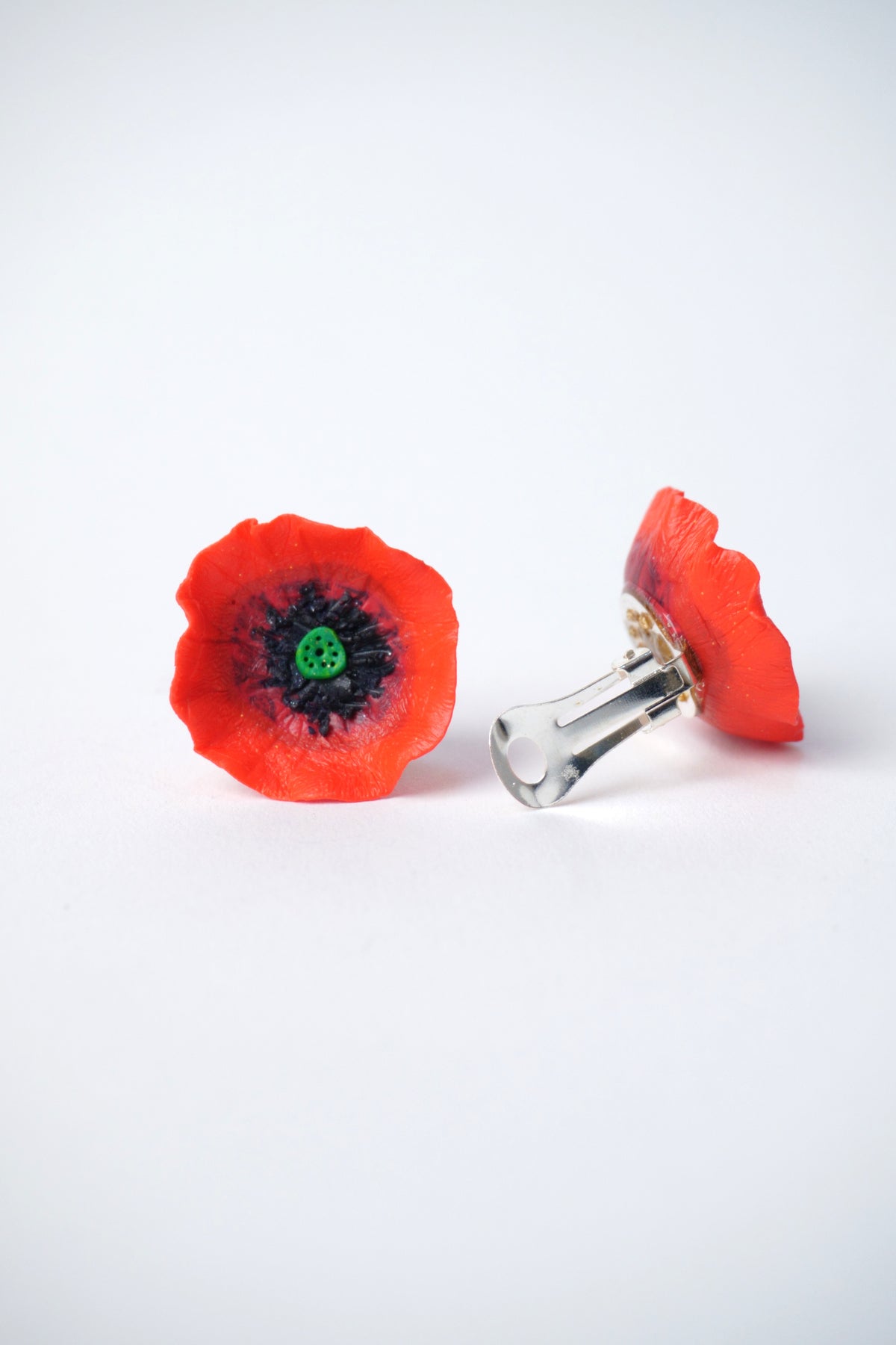 Detaliu lateral al cerceilor handmade cu clips, model floare de mac din fimo