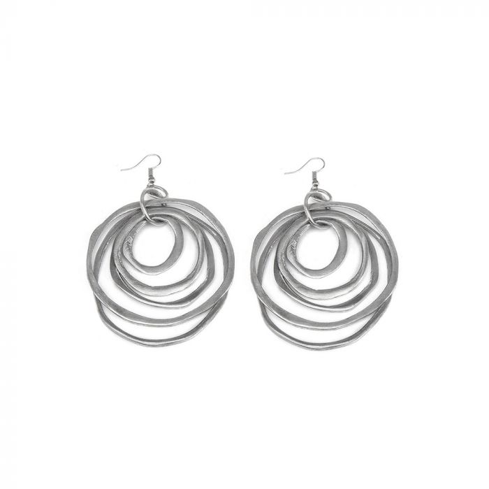 Cercei handmade formați din 6 cercuri din aluminiu reciclat, pe fundal alb, fotografie de produs