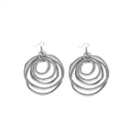 Cercei handmade formați din 6 cercuri din aluminiu reciclat, pe fundal alb, fotografie de produs