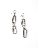 Pereche de cercei cu două verigi neuniforme, așezați pe fundal alb