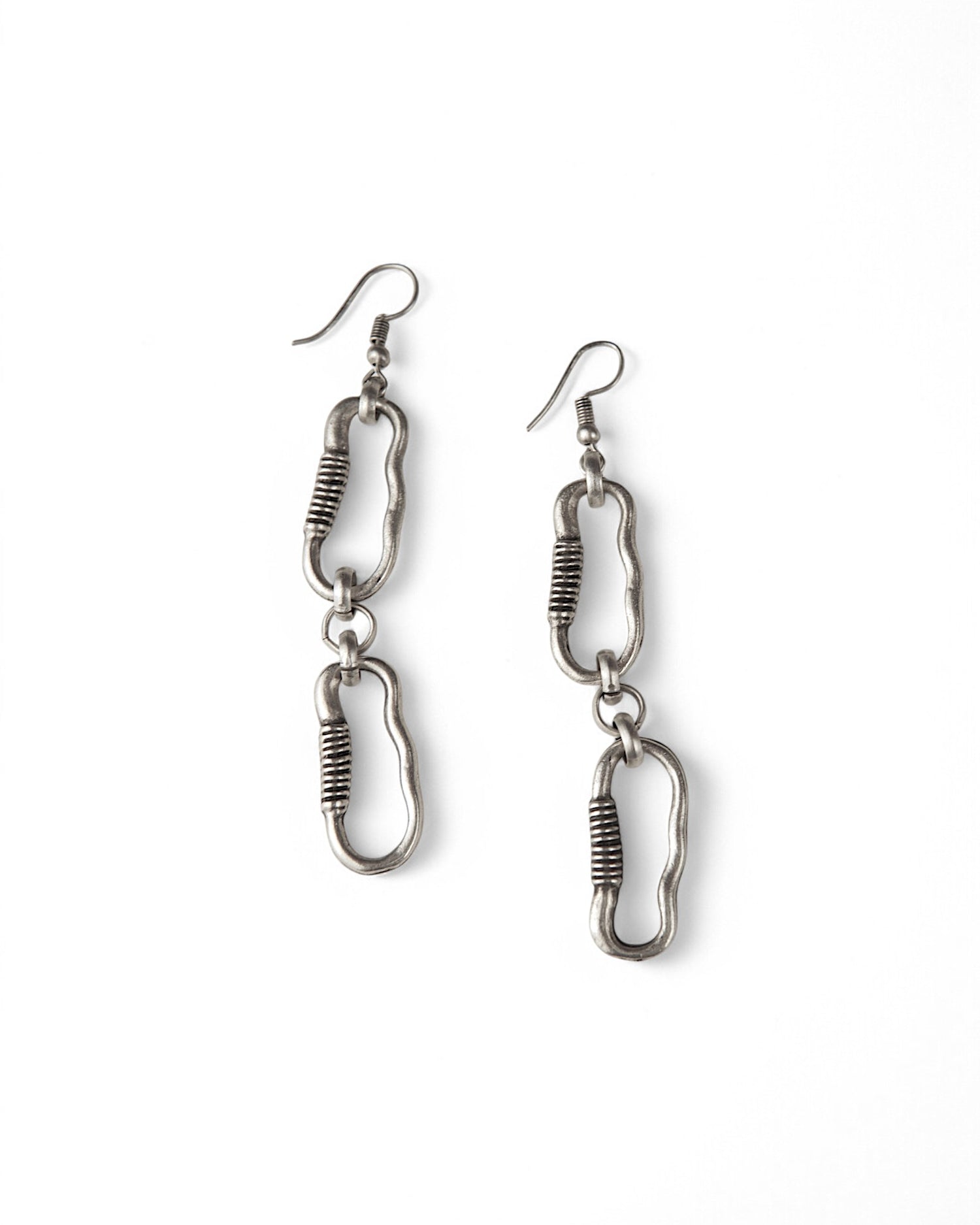 Pereche de cercei cu două verigi neuniforme, așezați pe fundal alb