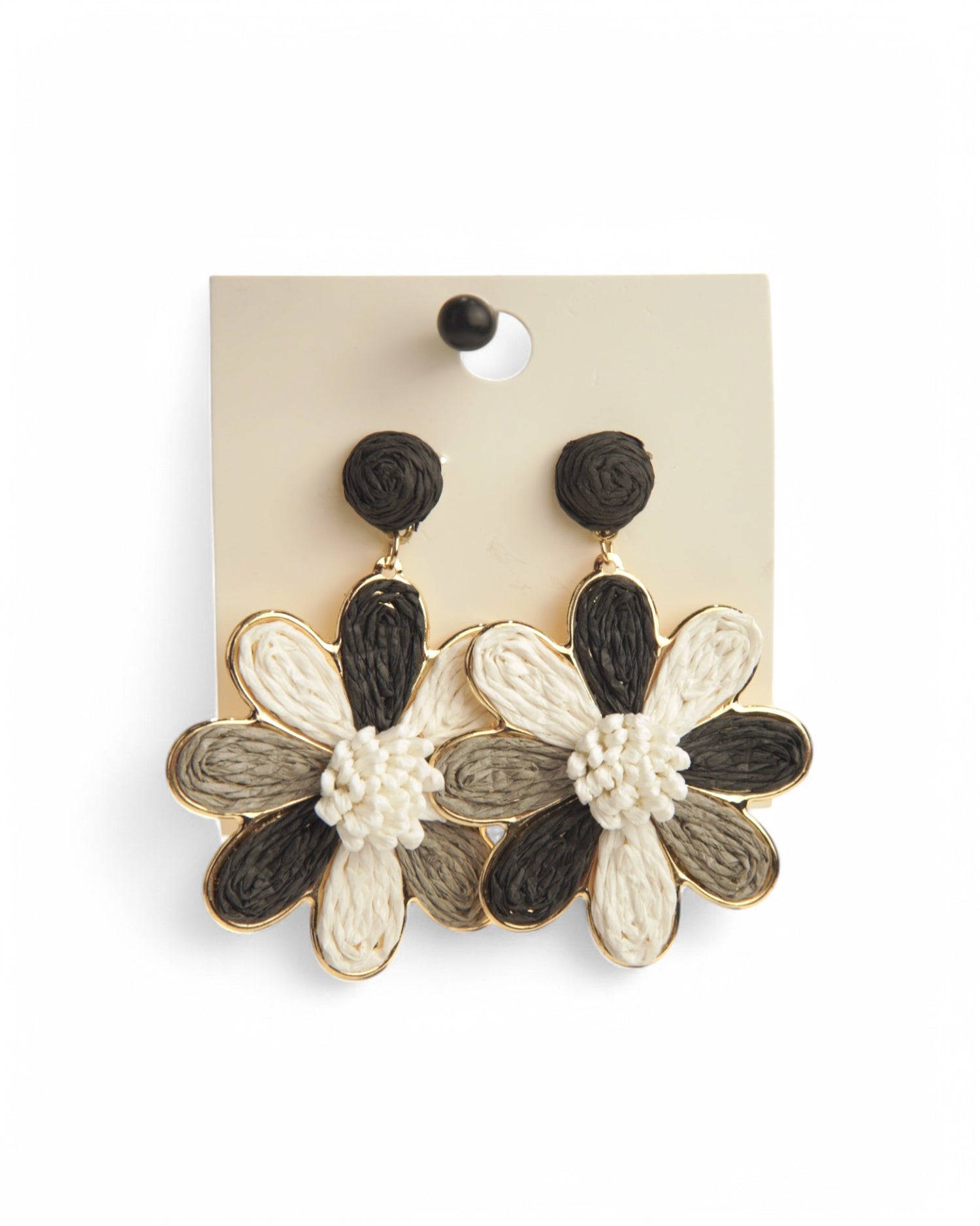 Cercei in forma de floare, cu petale alb-negru si detalii aurii elegante.