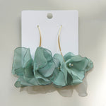 Cercei fashion din oțel inoxidabil, cu flori satinate verzi și detalii decorative fine.