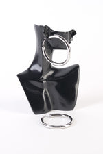 Cercei hoop argintii din oțel inoxidabil, diametru 5 cm, prim-plan pe suprafața lucioasă.