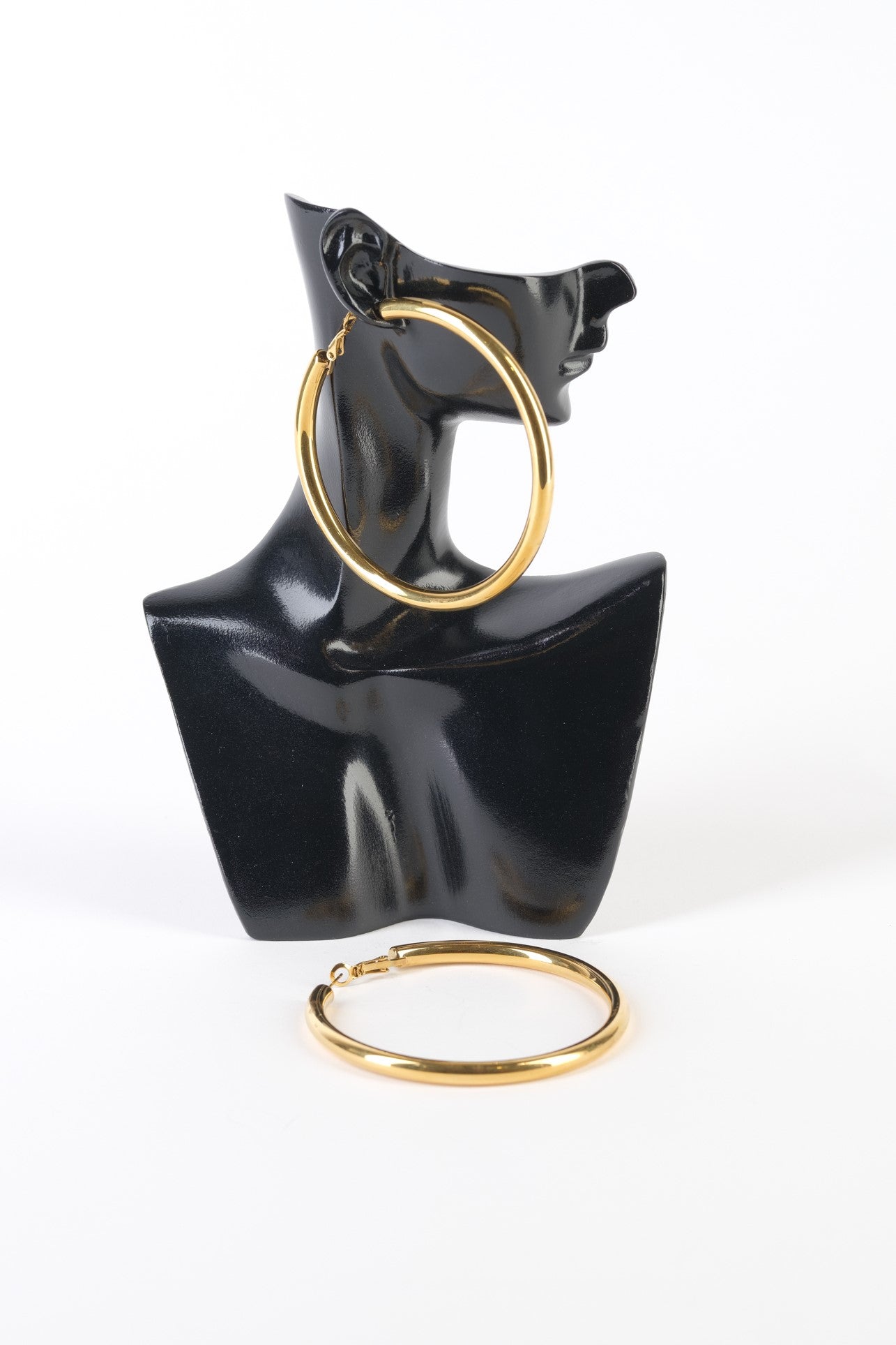 Cercel auriu tip hoop din oțel inoxidabil, diametru mare de 7 cm, prezentat pe manechin de culoare neagră, lucios.