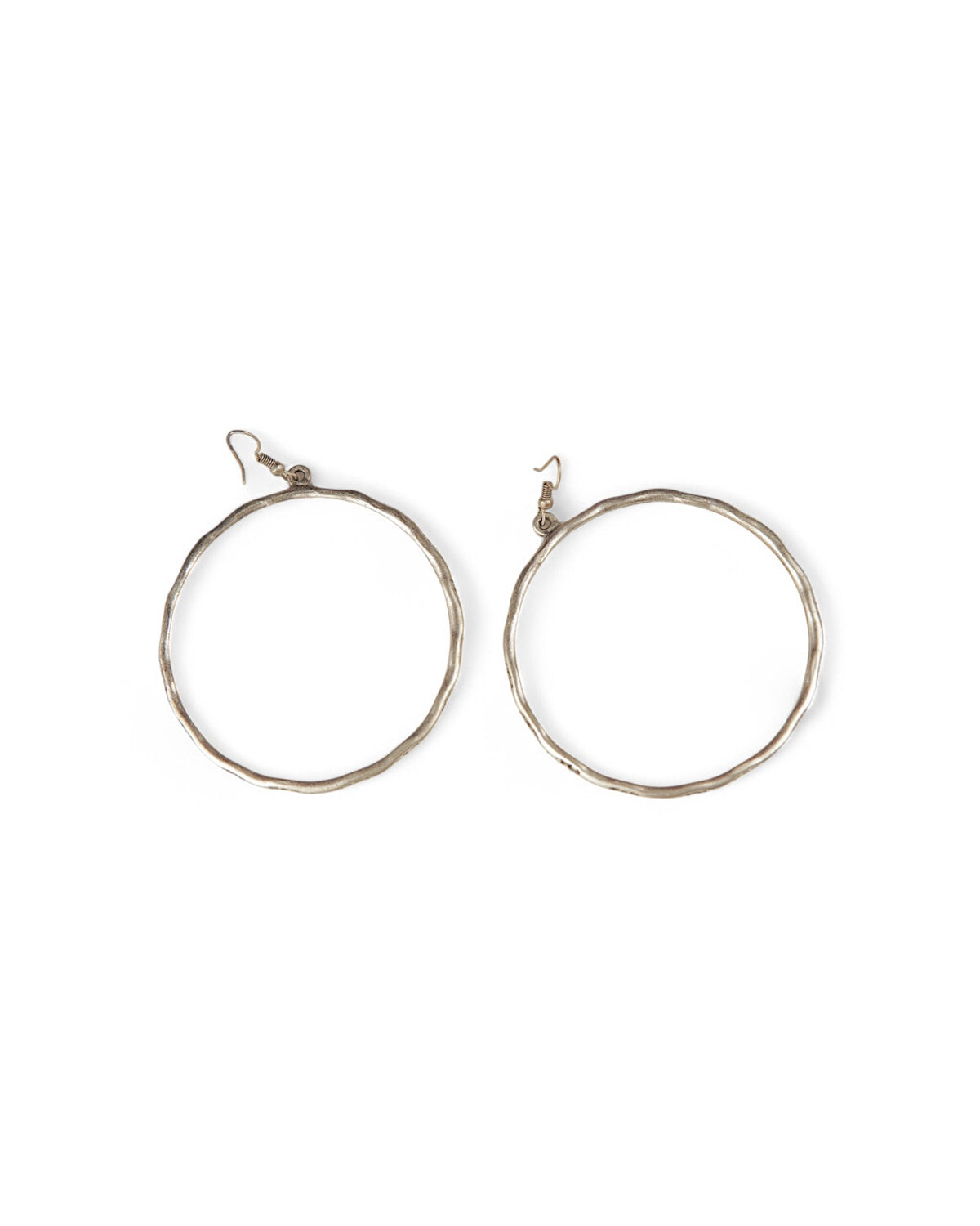 Cercei hoop cu detalii ștanțate, evidențiind textura metalului