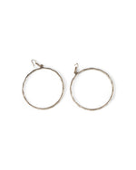 Cercei hoop cu detalii ștanțate, evidențiind textura metalului