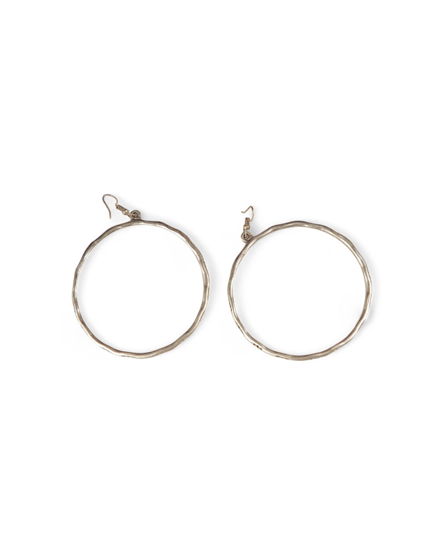 Cercei hoop cu detalii ștanțate, evidențiind textura metalului