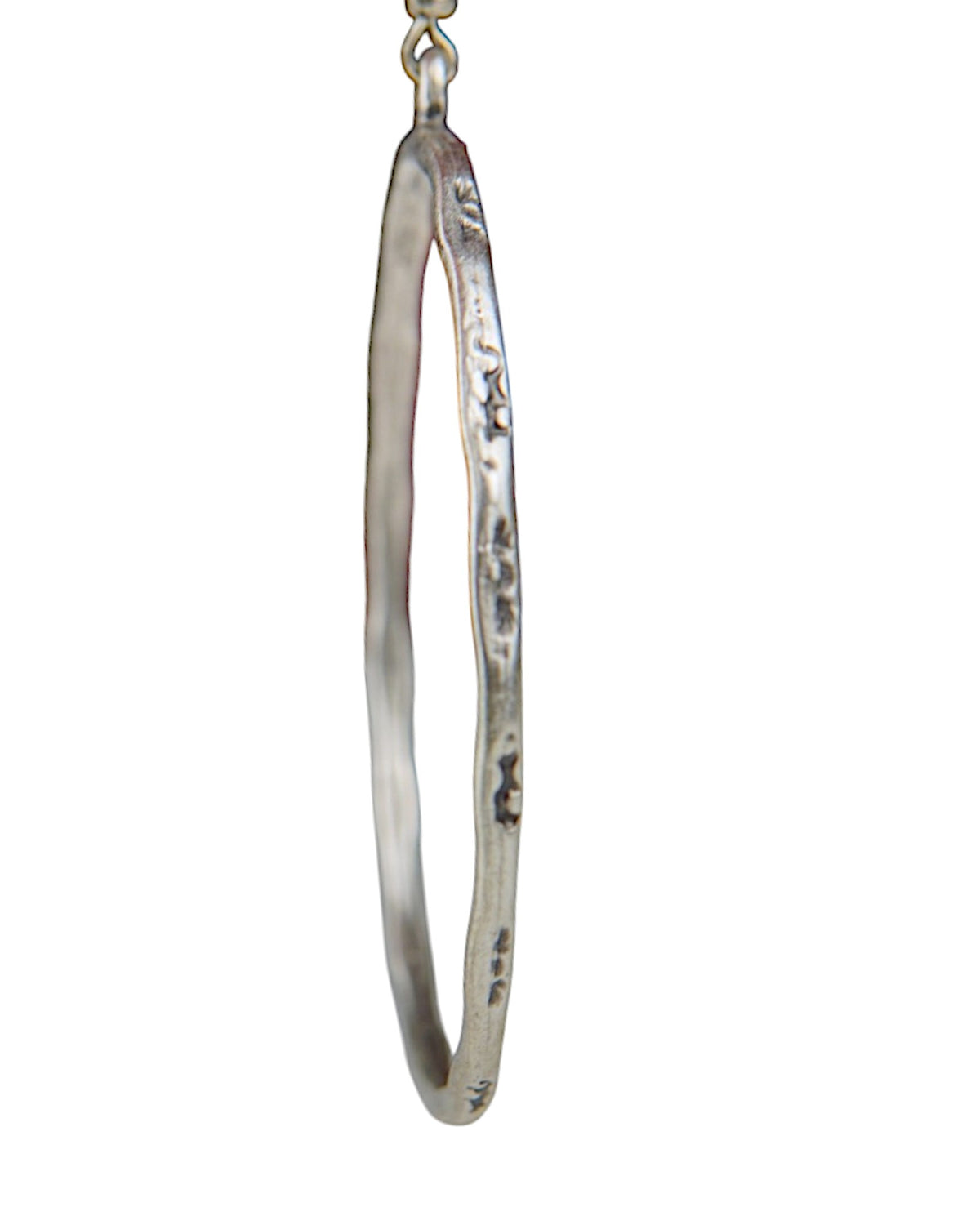 Cercei hoop cu simboluri ștanțate, vedere laterală cu detalii gravate