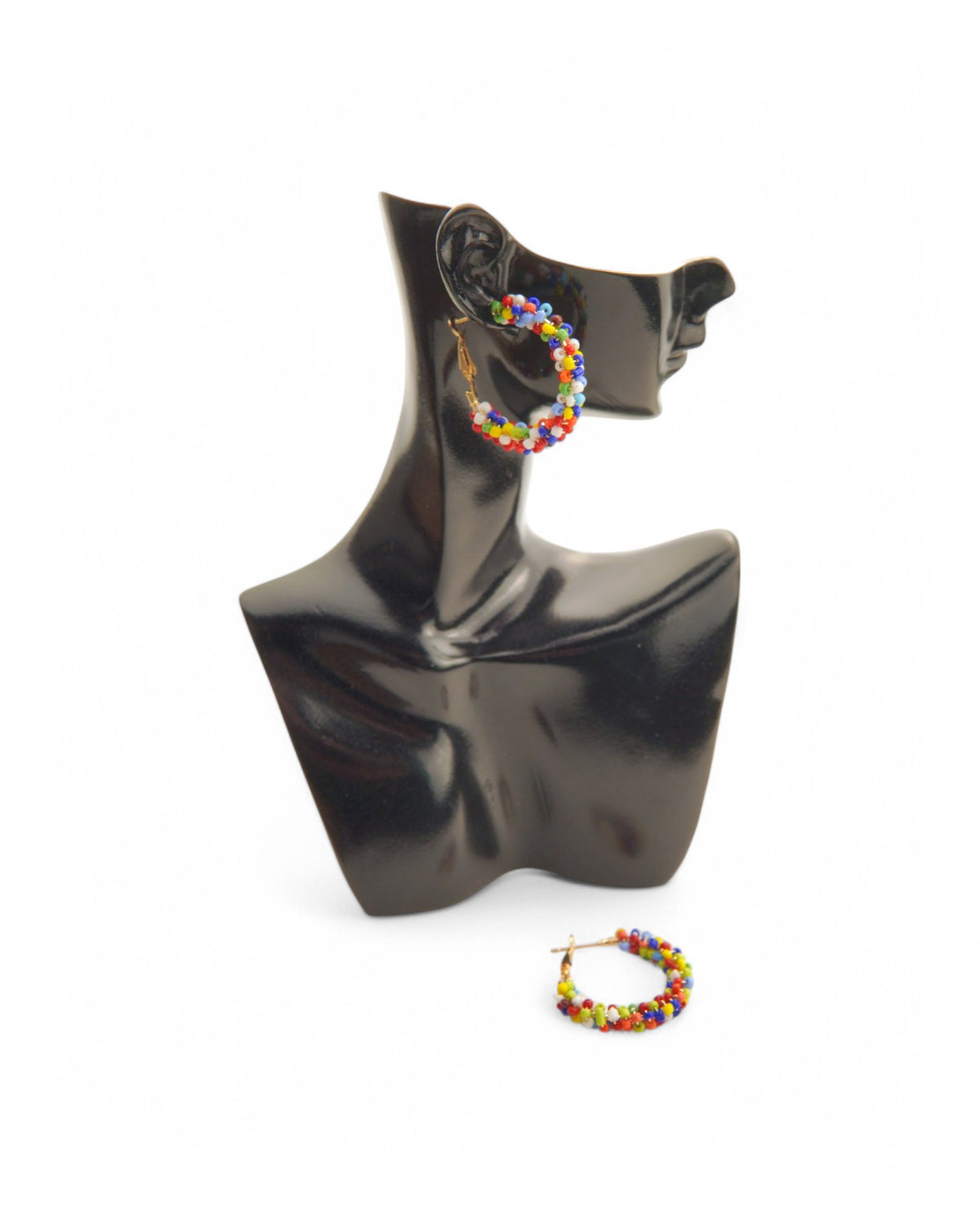 Cercei hoop mici purtați de un model, evidențiind efectul vibrant al mărgeluțelor multicolore.