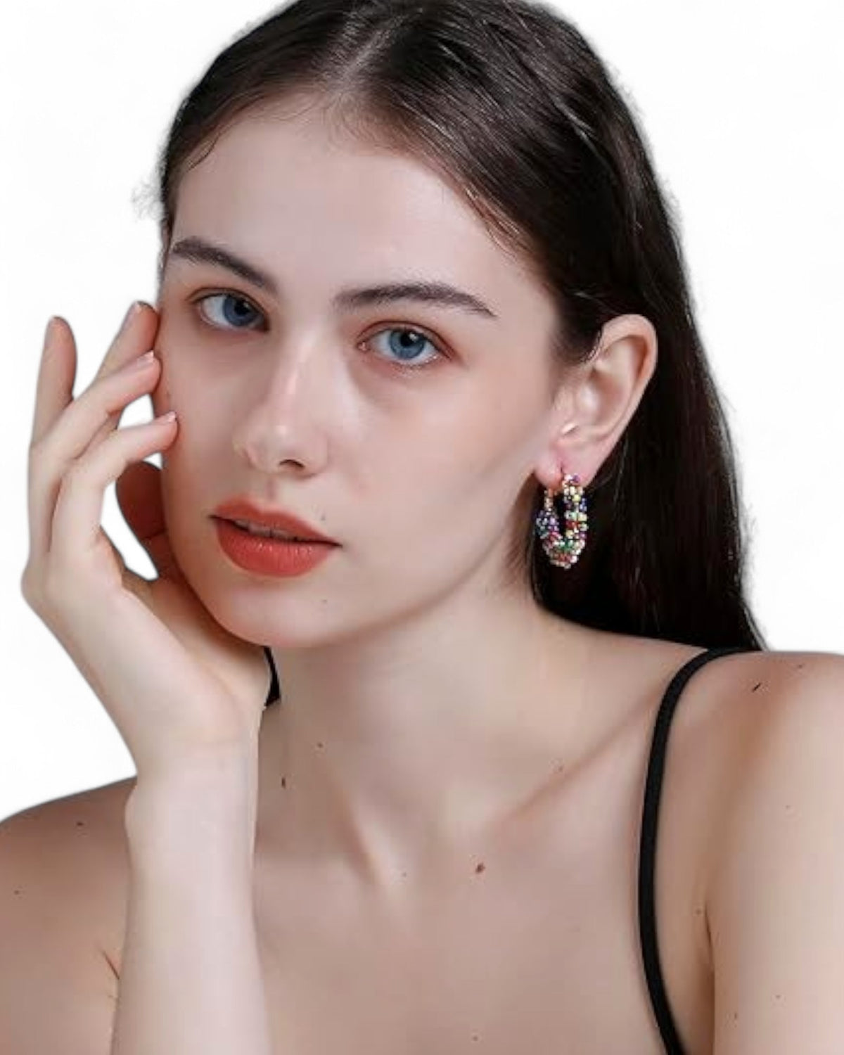 Detaliu portret al unui model purtând cercei hoop mici, cu mărgeluțe colorate.