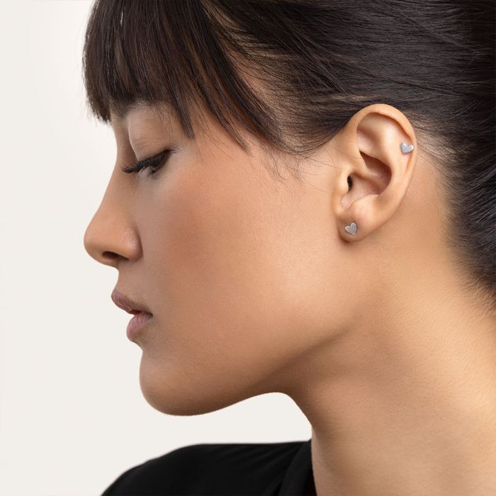 Cercei inimioare purtați pe lobul urechii, vedere laterală, cu finisaj mat și elegant.