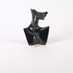 Cercei lungi din inox, argintii, în formă de lacrimă curbată, expuși pe manechin