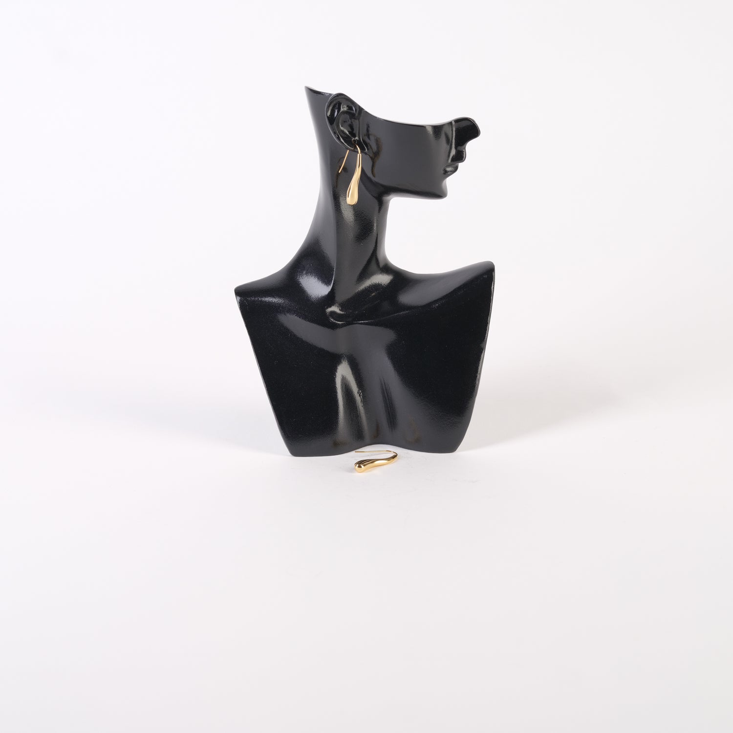 Cercei lungi din inox, argintii, în formă de lacrimă curbată, expuși pe manechin