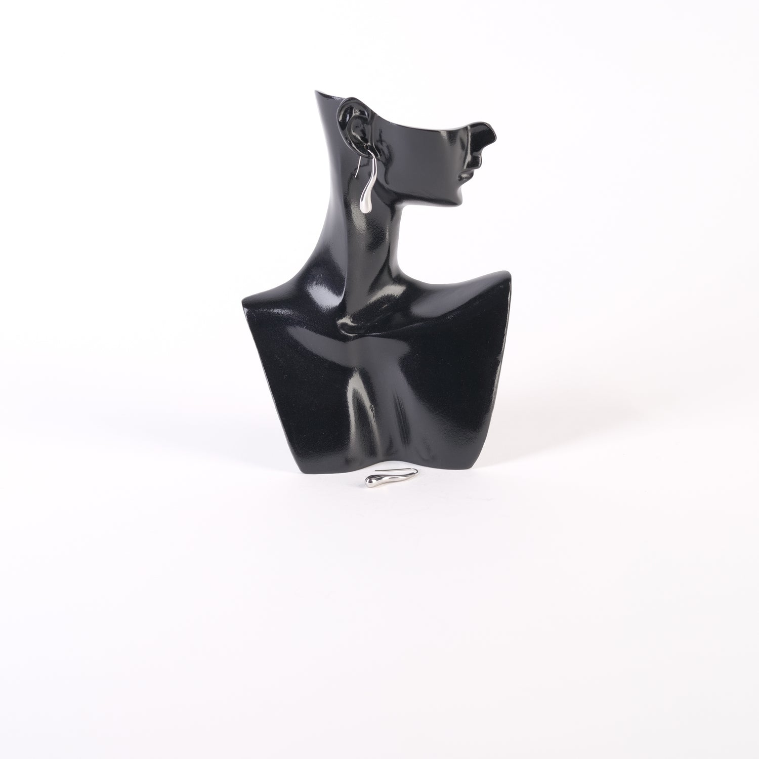 Cercei lungi aurii din stainless steel, design lacrimă ondulată, prezentați pe manechin