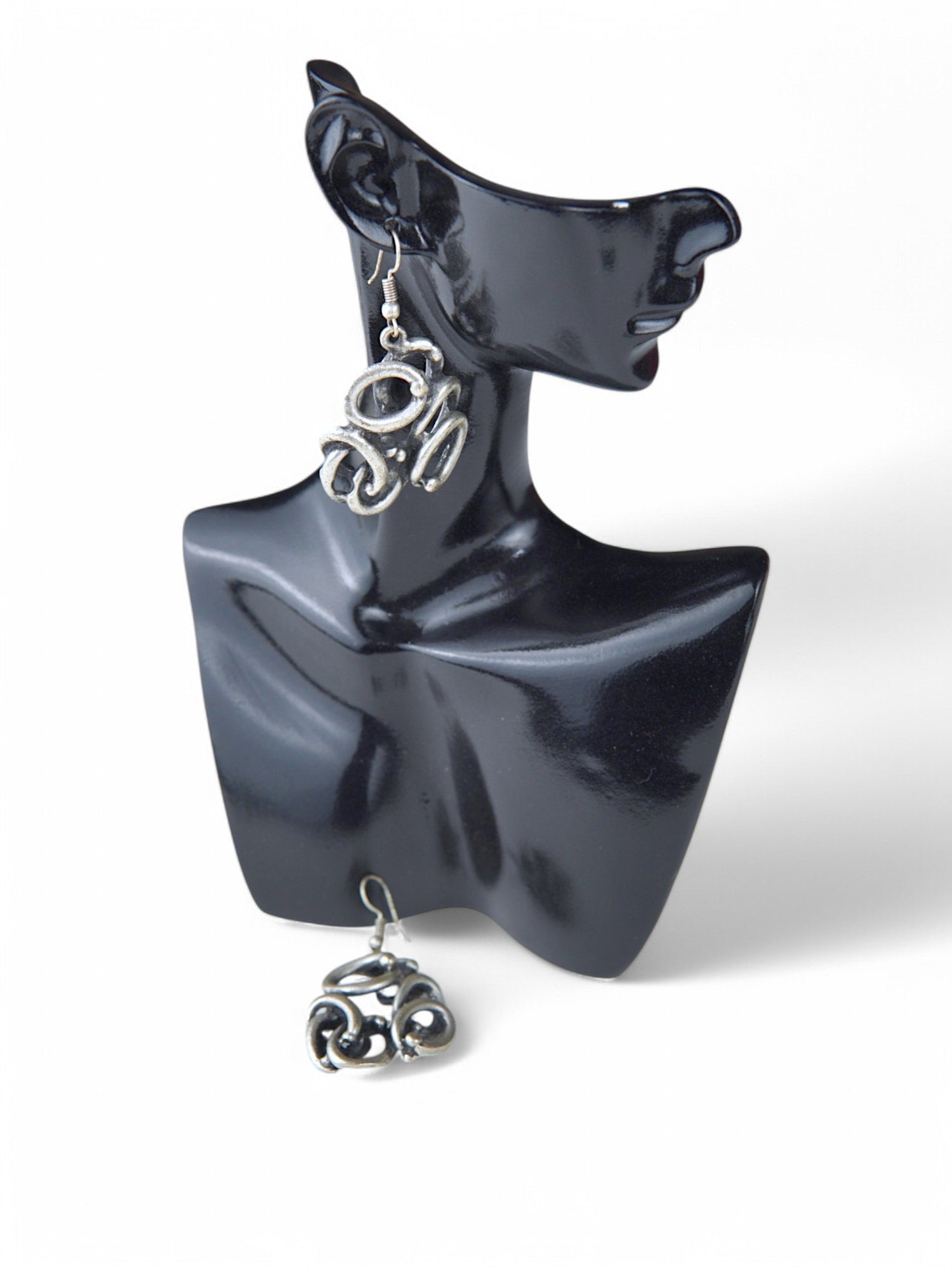 Cercei lungi din aluminiu reciclat, model abstract cu forme interconectate.