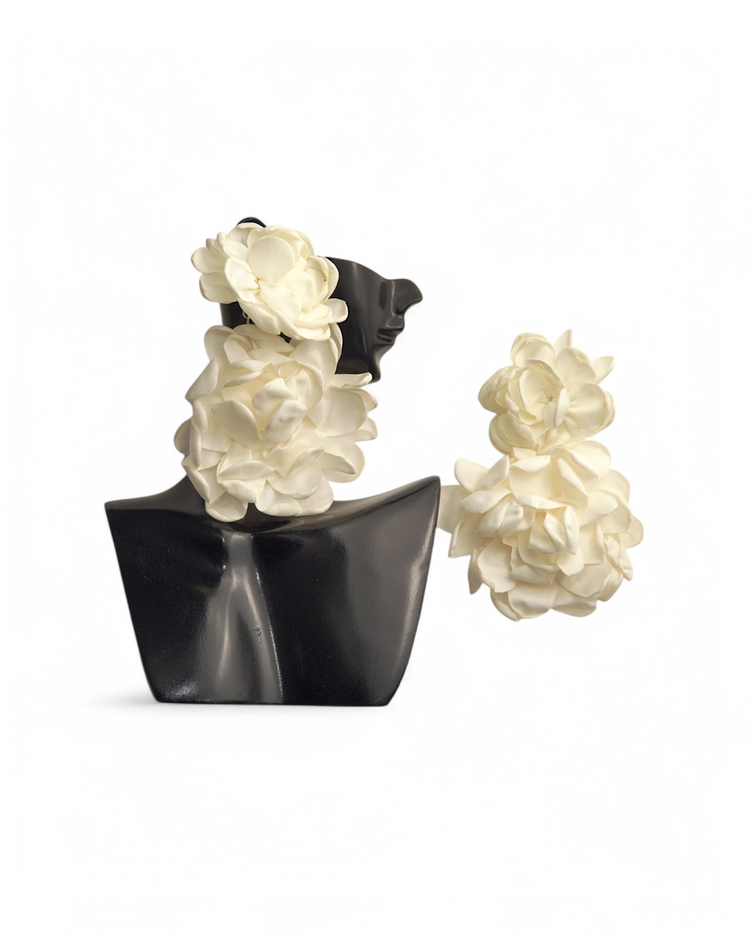 Cercei lungi cu trandafiri satinați albi, prezentați pe un suport de bust elegant