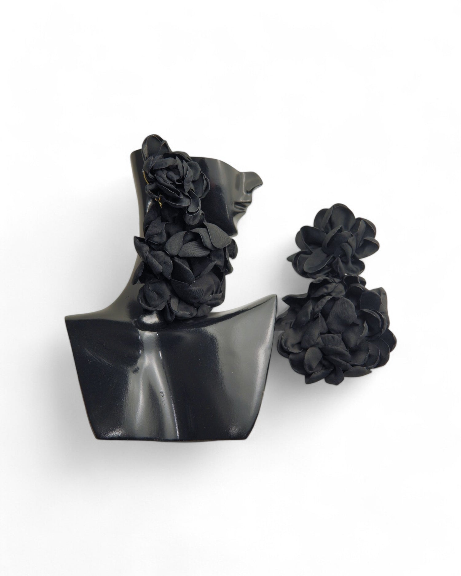 Cercei lungi cu trandafiri satinați negri, perfect pentru un look sofisticat