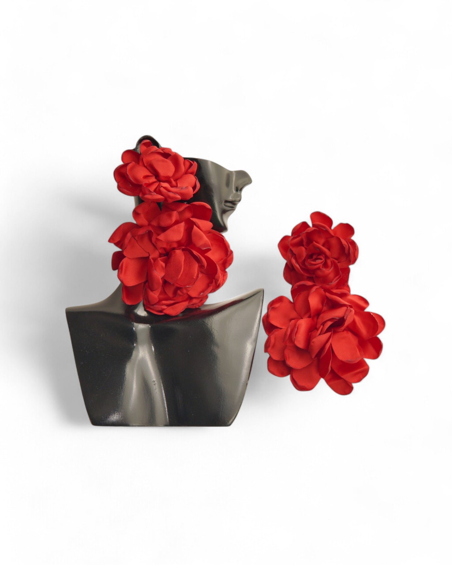 Cercei lungi cu trandafiri satinați roșii, adăugând un strop de culoare vibrantă