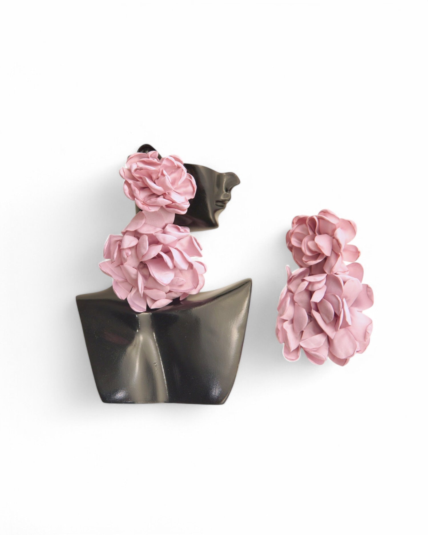 Cercei lungi cu trandafiri satinați roz, pentru un stil delicat și feminin