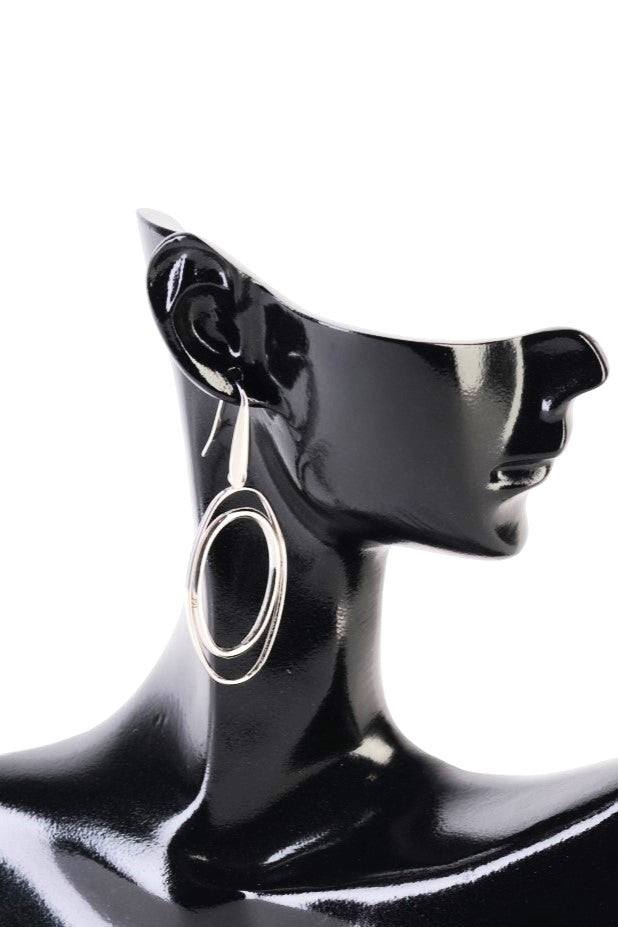 Cercei cu două ovale concentrice, dimensiune medie, expuși pe manechin și prezentați separat