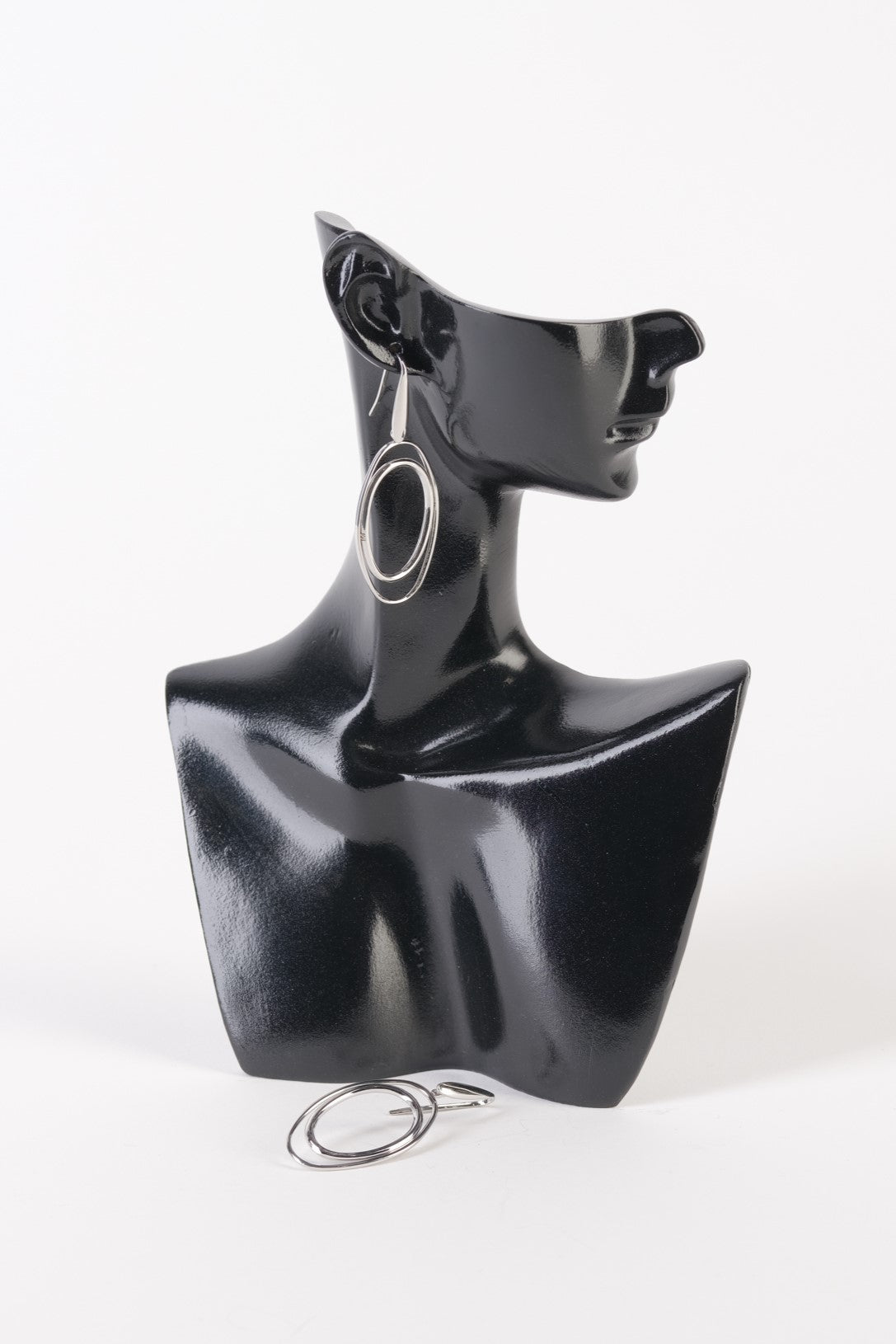 Cercei medii cu două ovale concentrice din oțel inoxidabil, purtați pe manechin