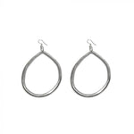 Cercei ovali neregulați din aluminiu 100% reciclat, lucrați manual, cu finisaj mat și prindere tip cârlig, fotografiați pe fundal alb.