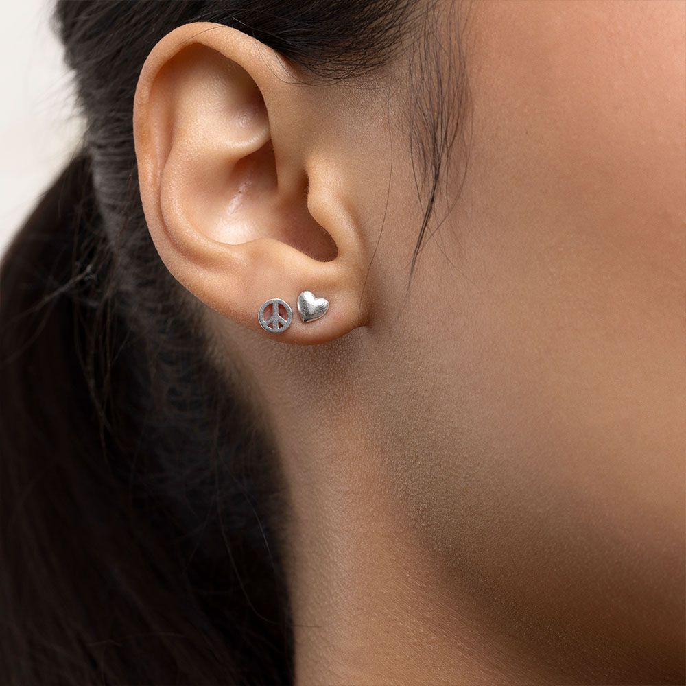 Cerceii Vestopazzo în formă de inimă și simbol peace, purtați împreună pe lobul urechii