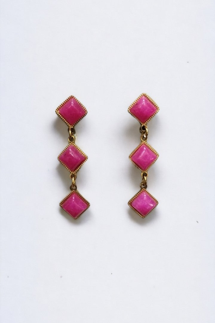 Cercei verticali scurți cu trei romburi din cristale roz, montați în ramă metalică aurie, cu închidere tip șurub.