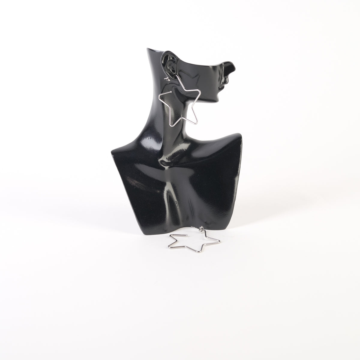 Cercei medii metalici în formă de stea, culoare argintiu, expuși pe manechin