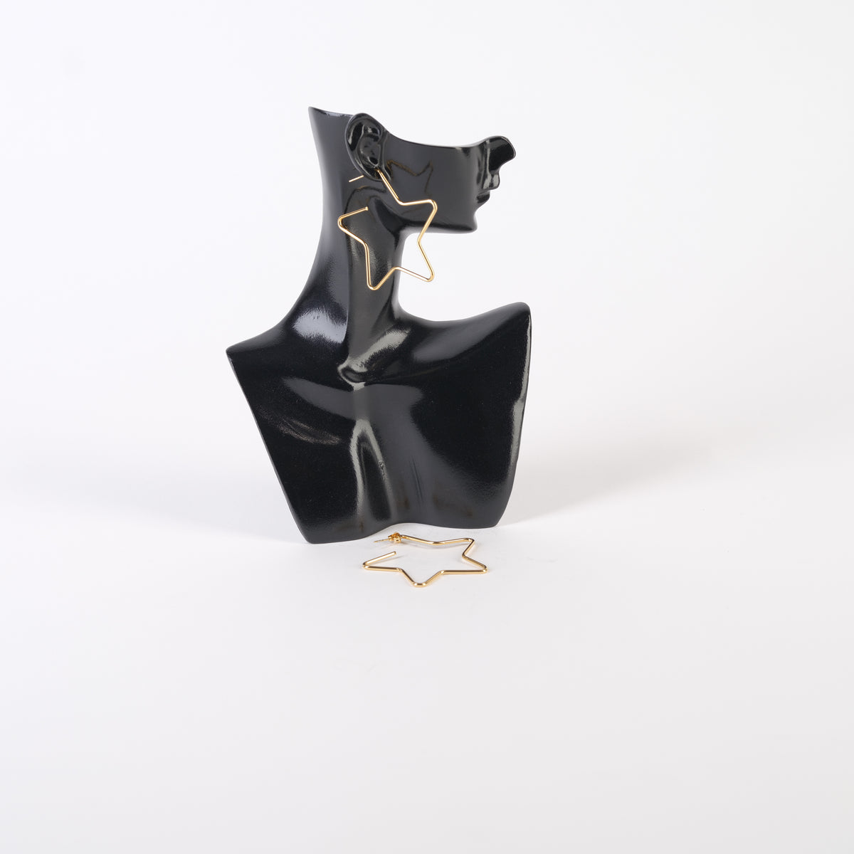 Cercei medii în formă de stea, metalici, culoare auriu, expuși pe manechin de prezentare