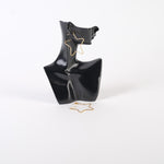 Cercei medii în formă de stea, metalici, culoare auriu, expuși pe manechin de prezentare