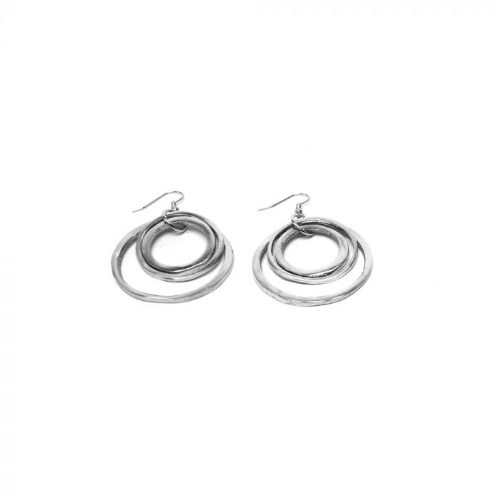 Cercei rotunzi handmade din aluminiu reciclat, format din trei inele fine, pe fundal alb design modern și elegant.