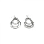 Cercei cu trei pandantive ovale neregulate din aluminiu reciclat, fotografiați pe fundal alb