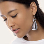 Cercei handmade din aluminiu reciclat, model oval pliat, cu design modern și elegant.