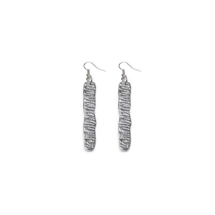 Cercei handmade din aluminiu reciclat, model panglică dungată, cu textură aspră și design unic.