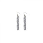 Cercei handmade din aluminiu reciclat, model panglică dungată, cu textură aspră și design unic.