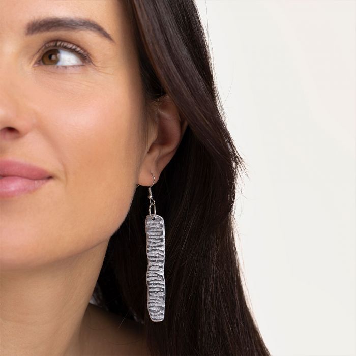 Cercei handmade din aluminiu reciclat, model panglică dungată, cu textură aspră și design unic.