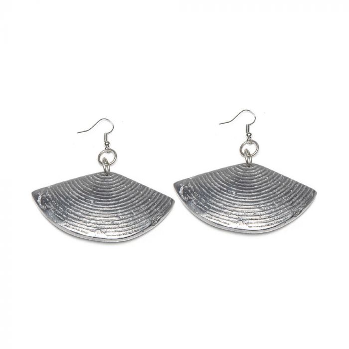 Cercei handmade din aluminiu reciclat, model semilună cu dungi aspre, design unic și modern.