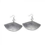 Cercei handmade din aluminiu reciclat, model semilună cu dungi aspre, design unic și modern.