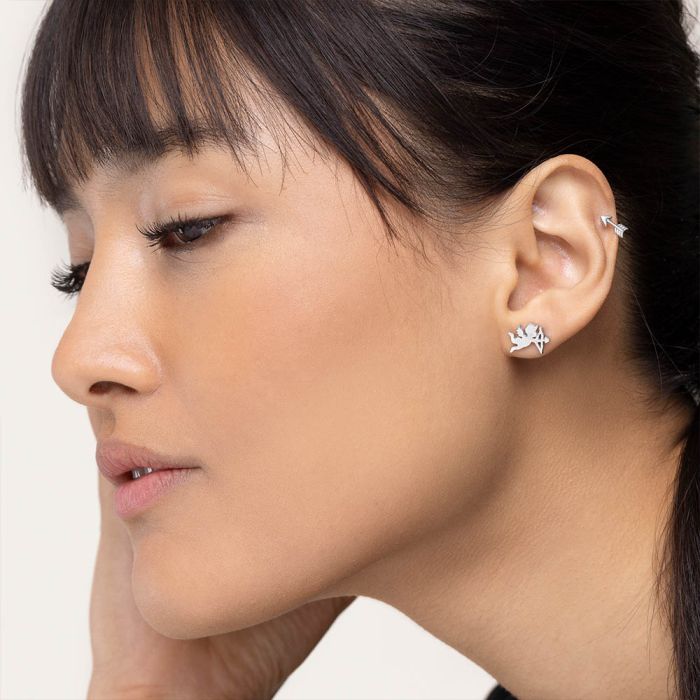 Cercei Cupidon și săgeată, purtați pentru un look delicat și romantic